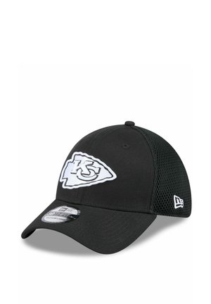 Zwarte honkbalpet met het Kansas City Chiefs-logo op de voorkant en een gaasgedeelte aan de achterkant, met een medium-grote sticker op de klep.