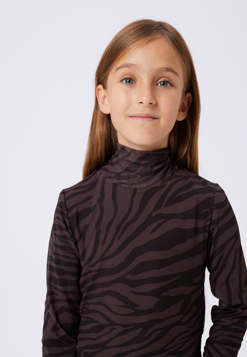 Bluzka z długim rękawem w ciemnobrązowym kolorze z czarnym wzorem tygrysich pasków. Posiada wysoki kołnierz i gładką teksturę tkaniny.