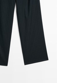 Dunkelblaue, gestreifte Hose mit maßgeschneidertem Design, ausgestattet mit einer glatten Textur und weitem Beinansatz. Keine sichtbaren Verschlüsse oder Taschen.