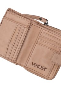 Læderpung i lys beige med flere kortlommer, en lynlåsafdeling og tryklås. Inkluderer prægede logo.