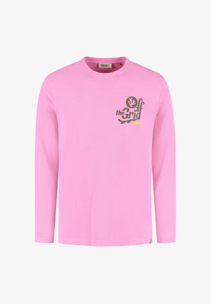 Lyserød langærmet T-shirt med rund hals og teksten "Off the Grid shiwi" samt koralfarvet grafik på den øverste venstre bryst.