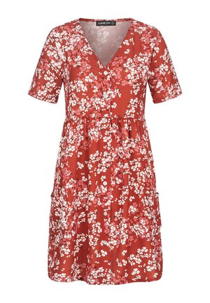 Červené šaty s květinovým potiskem, krátkými rukávy, výstřihem do V, knoflíkovými detaily a rozšířenou sukní; vyrobené z texturované, lehké látky.