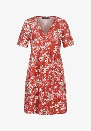 Czerwona sukienka w kwiaty z krótkimi rękawami, dekoltem w serek, zapinana na guziki i rozkloszowanym dołem; wykonana z fakturowanej, lekkiej tkaniny.