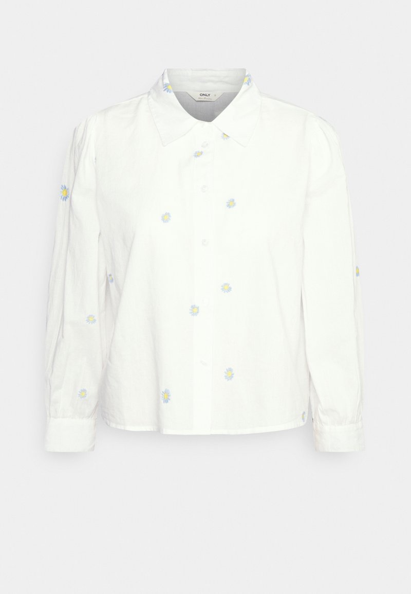 Chemise blanche à manches longues avec petits imprimés floraux de marguerites bleues et jaunes dispersés sur le devant, les manches et le col.
