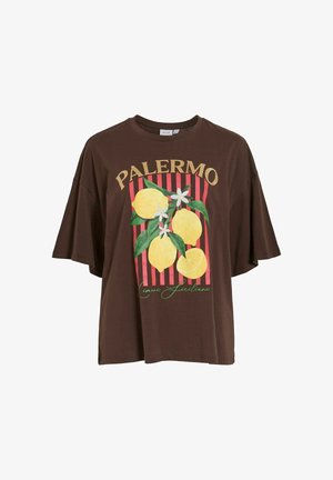 Pruun oversize T-särk kollaste sidrunite, valgete lillede, roheliste lehtede, punaste vertikaalsete triipude ja tekstiga „PALERMO“ ja „Limoni Siciliani.“