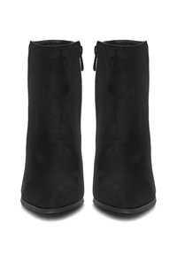 Stivaletti neri alla caviglia realizzati in un tessuto morbido con una superficie liscia. Presentano una silhouette snella e una chiusura con zip sul lato esterno.