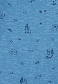 Blauer Stoff mit einem wiederholten Muster von schwarzen Umrisslinien von Eichhörnchen, Blättern, Pilzen und Eicheln. Glatte Textur mit einem dezenten Wellenmuster.