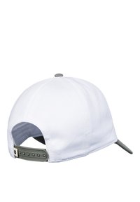 Gorra blanca con visera gris, correa ajustable de plástico gris en la parte trasera y una corona texturizada. Presenta un botón en la parte superior y paneles cosidos.