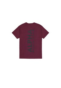 Bordová tričko vyrobené z bavlny, s velkým černým potiskem "ALPHA INDUSTRIES" vertikálně na zadní straně. Krátké rukávy a kulatý výstřih.