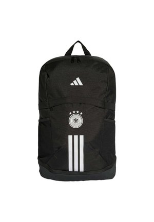 Sort Adidas rygsæk med hvidt logo, tre lodrette striber, sidelommer i net og det tyske fodboldholds emblem med fire stjerner.