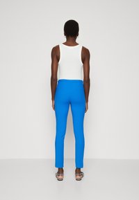 Patrizia Pepe PANTALONI TROUSERS - Auduma bikses - blue soul