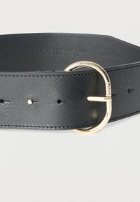 Μαύρη δερμάτινη ζώνη με χρυσή στρογγυλή αγκράφα χαραγμένη με "BOSS", με ραμμένες άκρες και πολλαπλές τρύπες ρύθμισης.