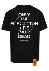 Juodas medvilninis marškinėlis su didelėmis baltomis raidėmis ant nugaros, su fraze "TIK PAMIRŠTI IŠ TIKRŲJŲ YRA MIRĘ" ir prekės ženklu.