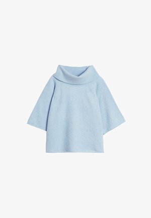 Vaaleansininen, ylimitoitettu poolopusero, jossa on leijonakaulus ja kolme neljänneksen hihaa, valmistettu pehmeästä kankaasta. Puserossa on sileä pinta ja minimaaliset saumat.