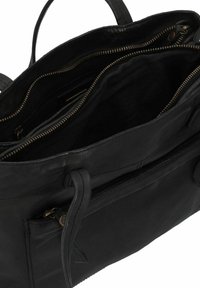 Borsa in pelle nera con doppie tasche con zip, fodera interna in tessuto e tasca esterna. Presenta manici neri resistenti e dettagli in ottone.