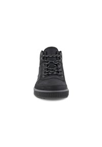 Zapatilla alta negra de ante con un acabado texturizado, que presenta cordones de patrón en blanco y negro y una suela de goma.