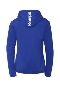 Felpa con cappuccio blu realizzata in tessuto liscio, con dettagli bianchi sulle spalle e il logo "Kempa" stampato in verticale sul retro.