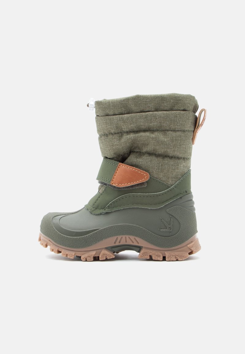 Botte d'hiver verte pour enfants avec sangle réglable, languette de traction, tige en tissu rembourré et semelle texturée pour usage extérieur.