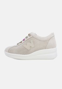 Sneaker in suede beige con design perforato, suola bianca e occhielli metallici colorati sui lacci. Presenta un dettaglio del logo sul lato.