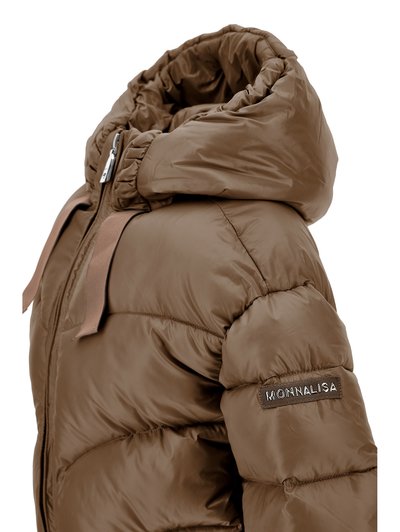 Doudoune marron avec capuche matelassée et fermeture éclair, avec un patch « MONNALISA » sur la manche gauche et des cordons réglables à la capuche.
