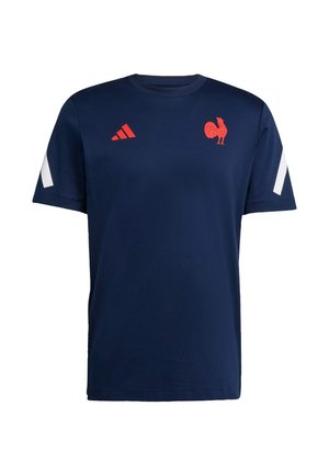 Navyblaues T-Shirt mit kurzen Ärmeln, das ein rotes Hahn-Logo und rote Adidas-Streifen auf weißen Akzenten an den Schultern zeigt. Weicher Stoff.