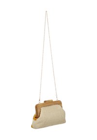 Bolso tejido beige con un cierre de madera, con una correa de cadena y un cuerpo texturizado. El interior tiene un acento floral.