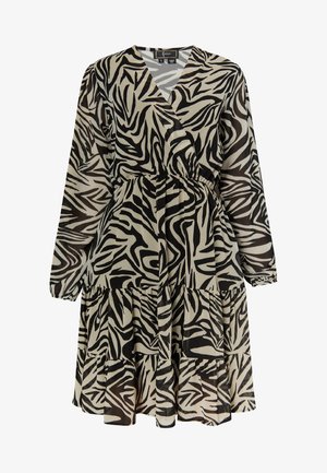 Juoda ir bežinė zebra rašto suknelė su ilgomis rankovėmis, suklijuota priekyje ir sluoksniuota nėriniuota apatine dalimi, pagaminta iš lengvos, sraunios medžiagos.