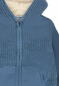 Felpa blu lavorata a maglia con finitura testurizzata, fodera in pile, chiusura con zip e un grande cappuccio. Presenta dettagli a coste sulle spalle.