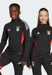 Zwarte sportieve trainingspakken met rode accenten, met het Benfica-logo en drie sterren. Gemaakt van lichtgewicht materiaal; Adidas-branding op de mouwen.