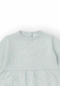 Vestido de bebé de punto azul claro con mangas largas, cuello redondo acanalado y patrón de corazones en la falda.