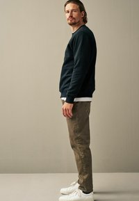 Next REGULAR FIT OVERDYED - Jean droit - brown