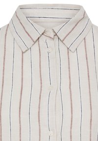Col de chemise beige avec fines rayures verticales rouges et noires, devant boutonné et col classique pointu.