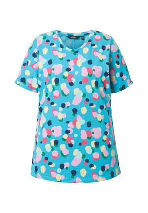 Camisa azul de manga corta con cuello redondo, cubierta de patrones abstractos dispersos de pinceladas en rosa, amarillo, azul marino, verde y blanco.