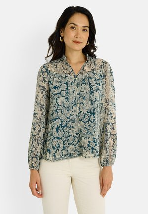 Blusa de estampado floral en verde azulado oscuro y crema, con cuello, cierre de botones, mangas largas y una tela ligera y transparente.