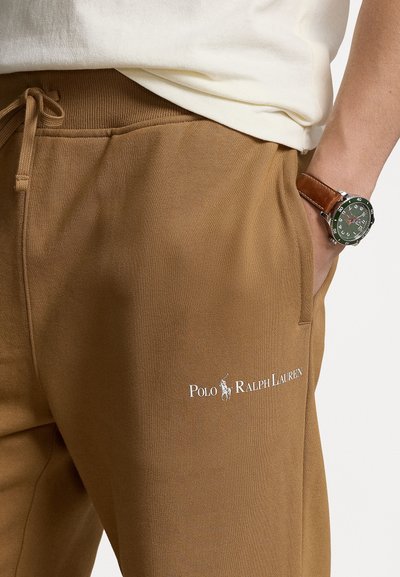 Polo Ralph Lauren RELAXED FIT LOGO FLEECE TRACKSUIT BOTTOM - Tracksuit bottoms - rustic tan