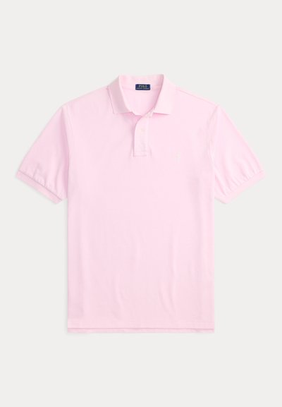 Ροζ ανοιχτό πόλο Ralph Lauren με κοντά μανίκια, γιακά και δύο κουμπιά, τοποθετημένο επίπεδα σε λευκό φόντο.