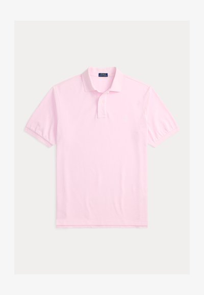 Ροζ ανοιχτό πόλο Ralph Lauren με κοντά μανίκια, γιακά και δύο κουμπιά, τοποθετημένο επίπεδα σε λευκό φόντο.