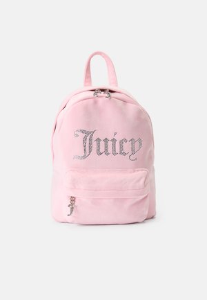 Różowy plecak wykonany z miękkiej tkaniny, posiadający przednią kieszeń na zamek, ozdobny napis "Juicy" z rhinestonów oraz górny uchwyt do noszenia.