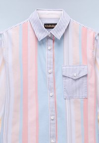 Camicia a righe con bottoni in colori pastello, una tasca sul petto con righe verticali e colletto classico. Materiale in cotone con una consistenza morbida.