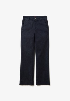 Pantaloni in denim blu scuro con un design a gamba dritta, dotati di tasche laterali e chiusura frontale con bottoni. Orlo rifinito con una leggera texture.