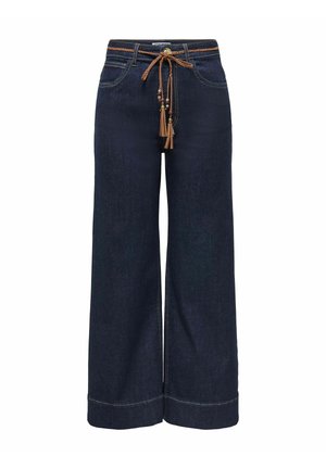 Jeans blu scuro a gamba larga e taglio corto con tasche frontali e cintura marrone intrecciata con nappine e perline annodata in vita.