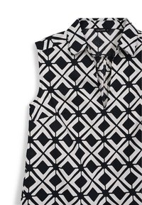 Blusa senza maniche a fantasia in bianco e nero, con un design geometrico, colletto e un delicato tassello frontale.