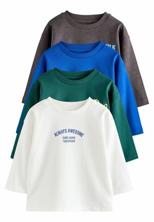 Cuatro camisetas de manga larga en gris, azul, verde y blanco. Material de algodón con cuellos acanalados. La camiseta blanca presenta texto impreso en azul.