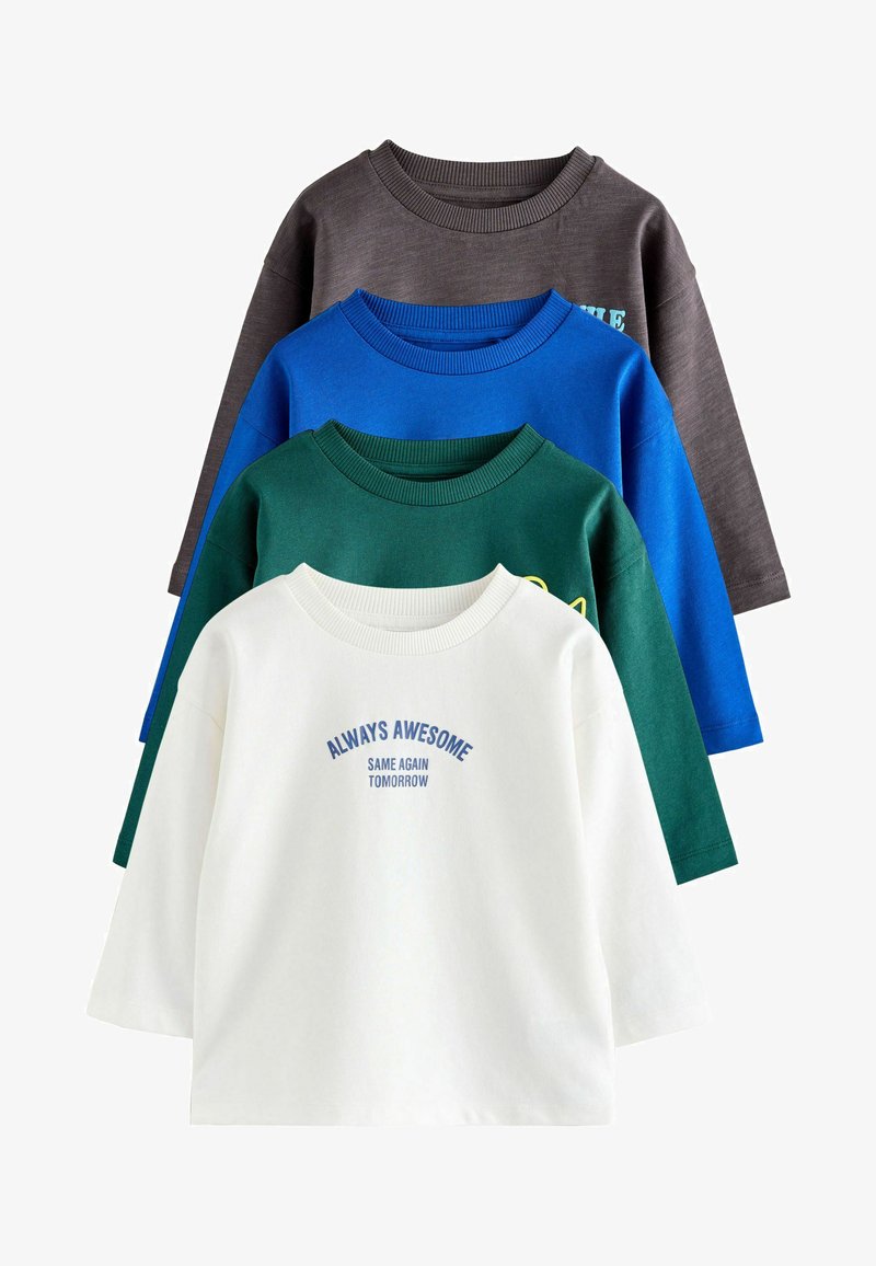 Vier langärmlige T-Shirts in Grau, Blau, Grün und Weiß. Aus Baumwollmaterial mit gerippten Ausschnitten. Das weiße Shirt hat einen blauen Drucktext.