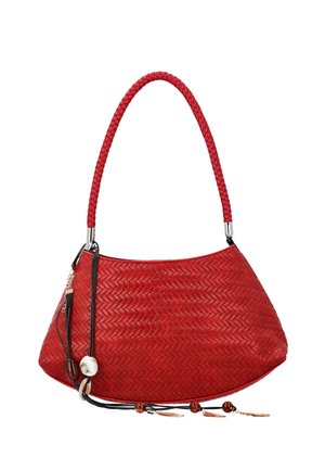 Punainen kudottu käsilaukku pyöreällä muodolla, punotulla kahvalla ja koristeellisilla roikkuvilla helmillä ja simpukoilla mustassa nauhassa.