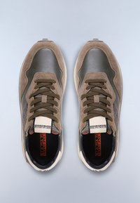 Para brązowych i szarych sneakersów na sznurówki z zamszowymi i skórzanymi fakturami, widziana z góry na neutralnym tle.