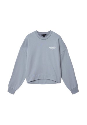 Hellblaues Sweatshirt mit Rundhalsausschnitt, langen Ärmeln und weißem "ALLSAINTS"-Logo auf der linken Brust, mit Rippbündchen an Ärmeln und Saum.