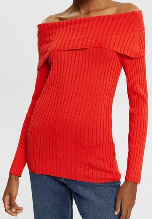 Haut rouge à épaules dénudées avec texture côtelée, manches longues et col large. Présente des rayures verticales et une silhouette ajustée.