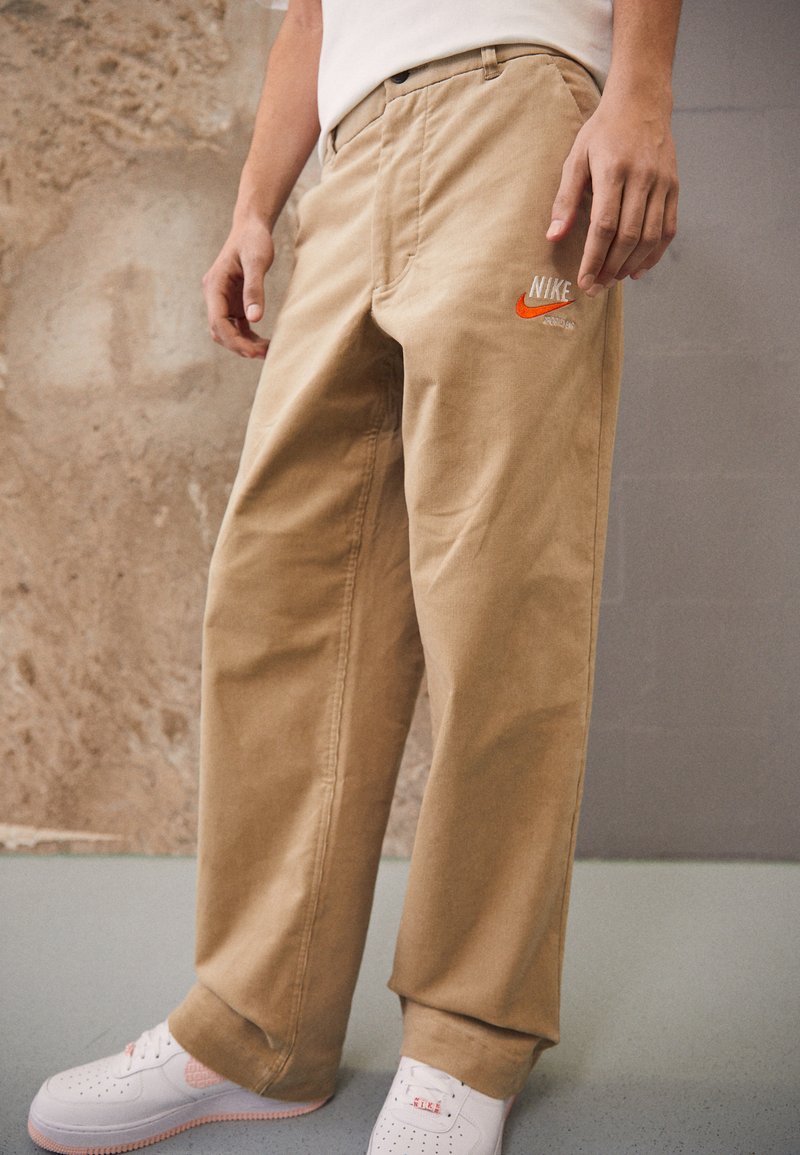 Nike Sportswear TREND PANT - Calças - khaki/team orange/khaki