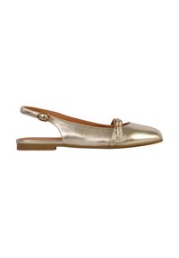 Scarpa ballerina dorata in metallo con punta arrotondata, dettaglio a fiocco sulla parte anteriore e una texture in pelle liscia. Suola piatta per il comfort.